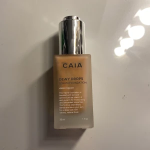 Caia dewy drops - Säljer min Caia dewy drops serum foundation då den aldrig kommer till användning. Endast testad. Den är i färgen 30W. Köpt för 345 kr💞