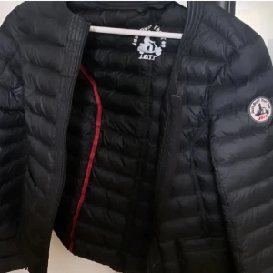 Jott jacka - Jättesnygg jottjacka i storlek xs, andvänd ett fåtal gånger ❤️ jackan är i bra skick förutom att det är ett litet hål på ärmen som bara kan sys igen💞💞