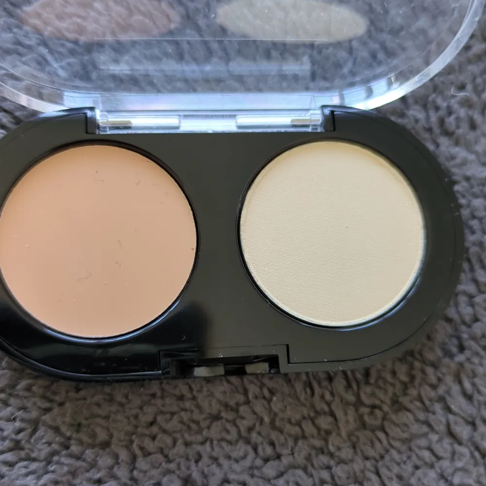 Säljer en superpraktisk duo från Bobbi Brown med en krämig concealer i nyansen Beige och ett pressat puder i Pale Yellow. Perfekt för att täcka mörka ringar och ge en jämn finish. Kompakt och lätt att ta med sig i väskan!. Skönhet.