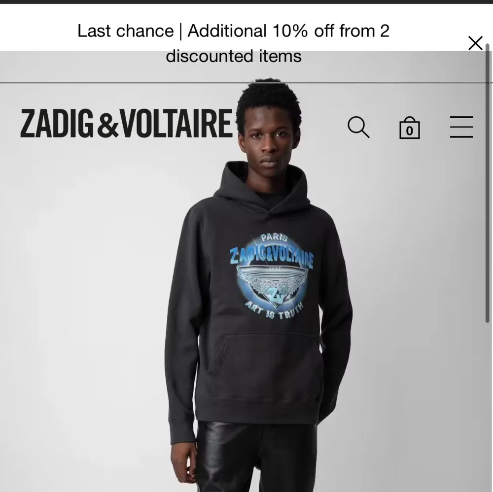 Säljer denna Zadig voltaire hoodie. Otroligt snygg design på både rygg och framsida Jag älskar denna hoodies motiv men gillade inte riktigt hur den satt på mig så därför är den knappt använd! Nypris 3250kr. Hoodies.