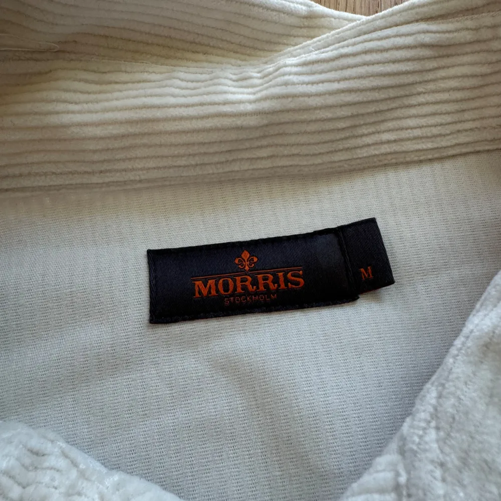 Säljer en stilren krämvit overshirt från Morris. Skjortan har en klassisk krage och en bröstficka med en liten broderad detalj.  Väldigt bra skick, knappt använd. Pris kan diskuteras hör av dig vid frågor.. Skjortor.