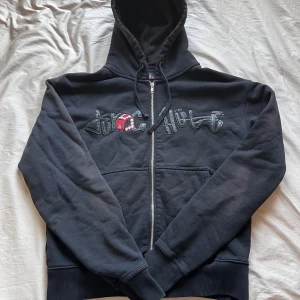 Derschutze Hoodie - Derschutze hoodie i storlek M. Säljes pga den är för stor mig. Knappast använd i bra skick men lite solbränd.