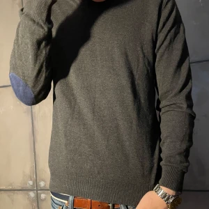 John Henric  - Fin tröja storlek S men passar dom som bär M Modell 175  Storlek S/M Skick 9/10