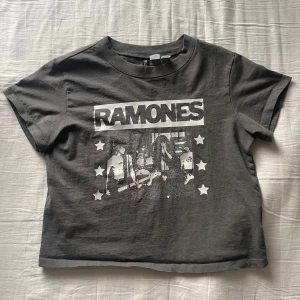 Mörkgrå kroppad T-shirt - Skön och fin kroppad t-shirt från H&M. Använd kanske 3 gånger, väldigt bra skick!