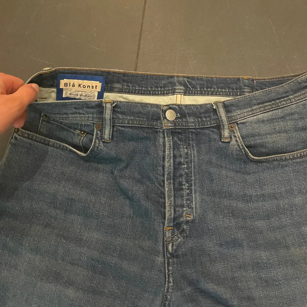 Säljer dessa Acne Studios ”Blå konst” jeans i mycket bra skick. Storlek 32/32. Regular passform.. Jeans & Byxor.