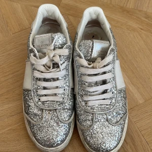 Valentino flycrew  - Skorna är köpta i NewYork, säljer pågrund av att de är för små❤️ två nitar är av men annars är det inga större defekter!!🎉