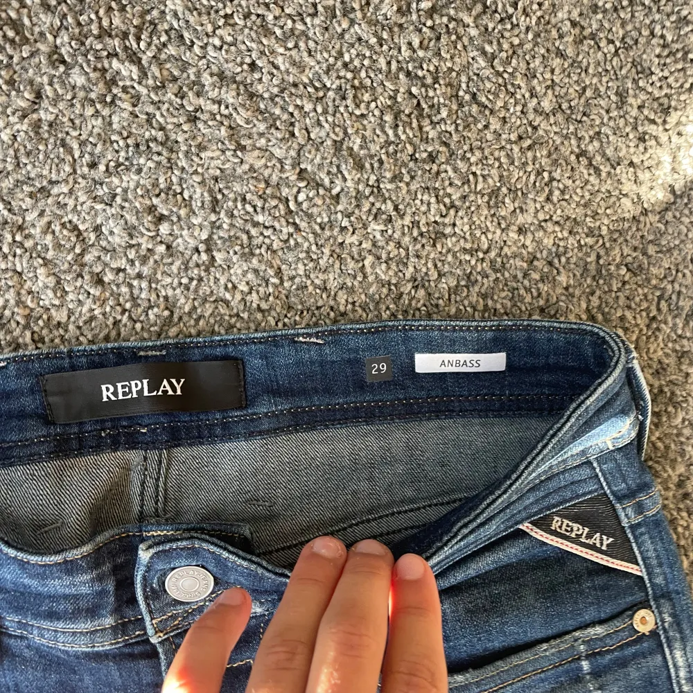 Replay jeans i fet wash och väldigt bra skick, skriv för fler frågor, har mycket mer i min profil och priser kan alltid diskuteras!. Jeans & Byxor.