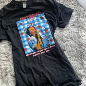 Harry styles t shirt  - Super söt Harry tröja!! Köpt för 400 men säljer för 150 Aldrig använd 