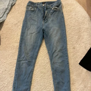 BOOTCUT  - Bootcut Jeans som är väldigt sköna ha på sig plus skit snygg 💙💙 