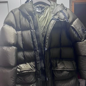 Vinterjacka - Tja säljer nu min vinter jacka för tröttnat på den den är i storlek s/m väldigt skön jacka. Pris kan diskuteras!!