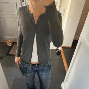 Grå stickad kofta - Grå kofta med knappar från Saint Tropez i storlek S. Fint skick. Använd gärna köp nu!