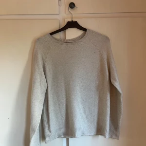 Stickad tröja  - Det är en vit stickad tröja ifrån Vero Moda den är nopprig men gör nog att få bort med noper maskin 