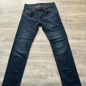 Lee jeans - W29 L32. Dom är i bra skick😄 Skriv om ni har mer frågor😄 Priset är inte hugget i stenen🦞