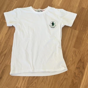 MONCLER T-SHIRT -  Bra skick