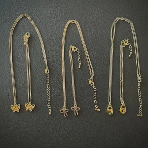 Halsband och armband - Tre par oanvända matchande guldiga armband och halsband! Osäker på vilket material dom är gjorda i. Katt och hund finns i hemmet!