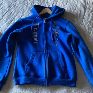 Made by trappers hoodie - Skit snygg made by trappers rhinestones hoodie i stl S. Knappt använd och i väldigt bra skick. Skriv om du har frågor
