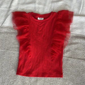 röd snygg tröja - Röd tröja med volanger på, aldrig andvänt