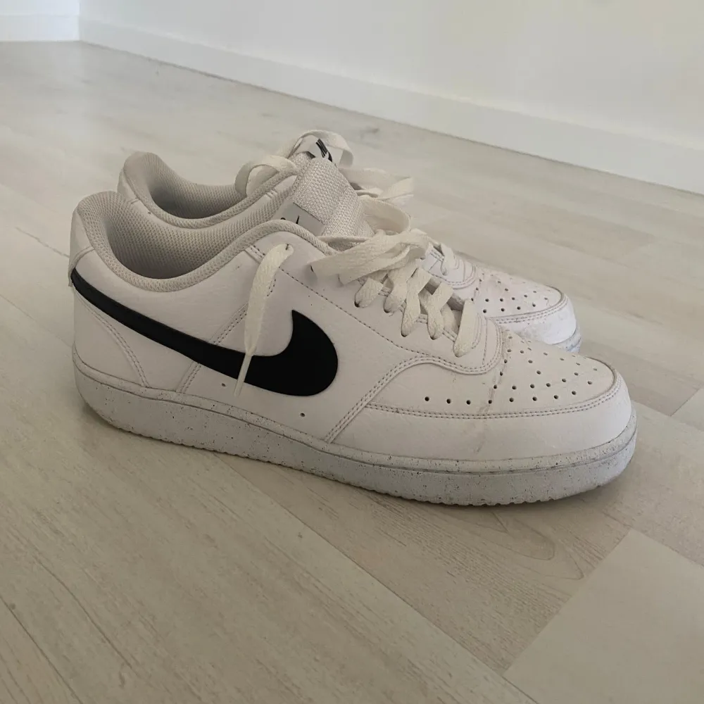 Nike court vision skor. Skorna är endast använda två gånger och är nästintill nya. Mycket bra kvalitet och har inga skador eller defekter!! Storlek 43 Köpta för 1000 kr Säljer för 500 kr, alltså halva priset!. Skor.