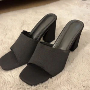 Klacksandaler - Shein - Aldrig använda, plasten under ligger kvar. Använde för utredning till mitt klädrum, testat dem och är rätt i storlek. 