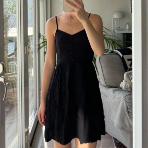 Klänning - Svart klänning från H&M. Sjysst att ha på hösten med stickad tröja över. ⭐️