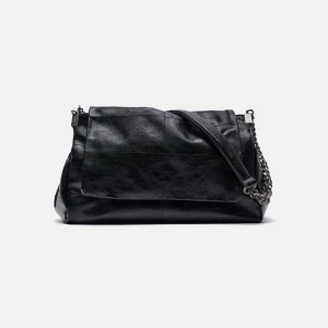 Zara väska - Säljer min populära zara axel väska! Nypris 399kr. Jättebra skick o en så praktisk väska med massa utrymme!💕