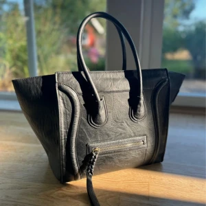 Must have bag från chiquelle  - Super fin väskan från Chiquelle i mycket gott skick!   Hår att fälla ihop kanterna för att göra den mer fyrkantig, om man föredrar det!   Perfekt till skolan/jobbet!   Nypris: 699 kr 