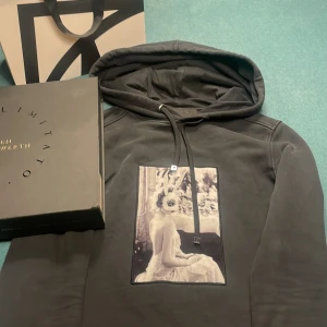 Limitato hoodie - Hej, säljer nu min sjukt feta limitato hoodie. Den är limiterad och är 170/500st. Köpt på nk och är i st xs. !!! Vid snabb affär kan pris diskuteras!!! 