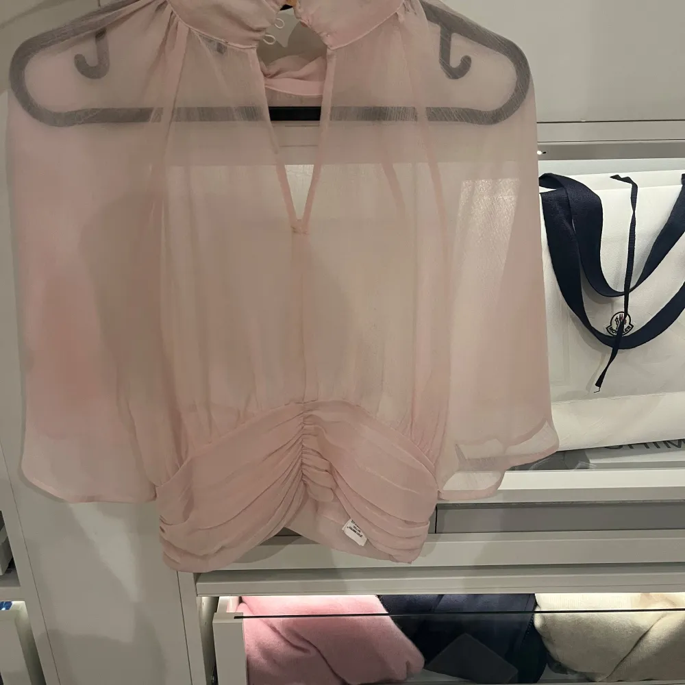 En jätte vacker rosa zara blus. Är använd fåtal gånger och säljer då den endast ligger i garderoben. Hör av er för fler frågor. Pris kan diskuteras vid snabb affär 💗. Blusar.