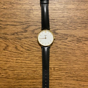 Klocka Cluse - Klocka från märket Cluse. Rosa rem medföljer. Batteriet måste dock bytas ut då det slutat att fungera.