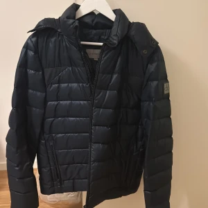 Calvin Klein jacka - CK jacka Small Gott skick Löstagbar luva Down & feather Perfekt till hösten och vintern