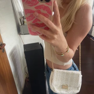 Väska med gulddetaljer - Säljer denna fina höstiga väska som är i nyskick!❤️‍🔥