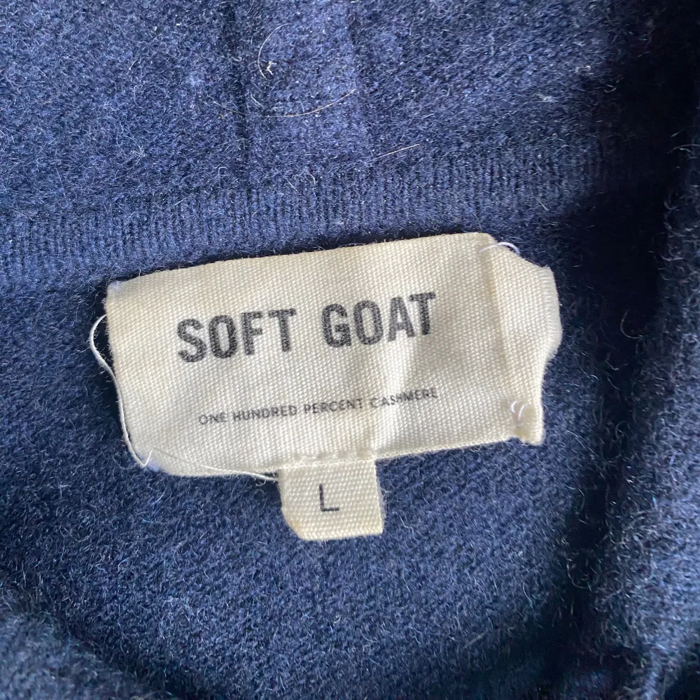 Nu säljer jag min soft goat hoodie som jag knappt har använt, så den är i väldigt bra skick. Den är i storlek L men den sitter också jättebra på dom som har M.  Hoodien är 100% Kashmir och luftar väldigt bra.  Priset kan diskuteras vid snabba affär 😊. Hoodies.