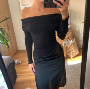 Off shoulder tröja  - En jätte fin off shoulder tröja från zara! Köptes här på Plick men säljer för att den inte passar mig. Knappt använd och i jätte fint skick!💕