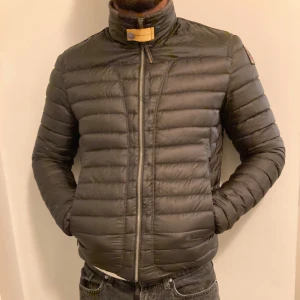 Parajumper jacka  - Parajumper jacka i använt men gott skick. Storlek S. Pris kan diskuteras vid snabb affär. För referens är min kille 185 cm och jackan sitter som ni ser på bilderna 