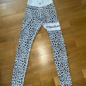Tränings tights  - Tightsen är ganska tajta så skulle säkert passa en XXS också. Fint skick! 