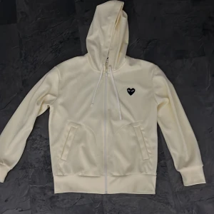 Cdg hoodie - Tjena, säljer nu min comme des garçons hoodie, har ni några frågor så hör gärna av er