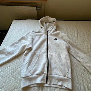 Nike tröja  - Nike tröja vit zip med svarta detaljer Stl L junior Helt nytt Säljs som dress i min profil