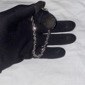 Silver armband och halsband  - Silver armband och halsband armbandet är 20 cm och halsbandet 60 cm det är stainless steal vid frågor eller annat skriv privat Med vänlig hälsning, ChainsSverige 