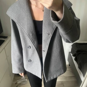Grå kappa från gina tricot - Grå kappa i storlek 158/164. Skulle säga storlek s. Använd fåtal gånger och kmr ej till använding