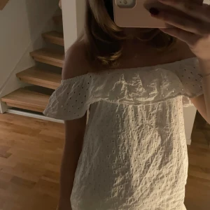 Söt topp - Säljer en så söt topp som går att styla på olika sätt. Använd sällan, som ny💞