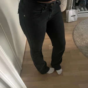 Jeans ”90s boot” - Säljer dessa super snygga jeans från lager 157 i storlek S! Nypris 400, jag säljer dom för 200(pris kan diskuteras)🫶🏻 Knappt använda så otroligt bra skick!