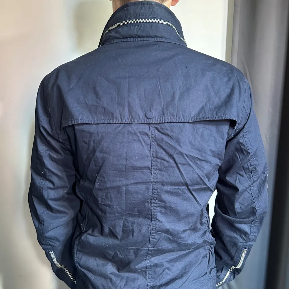 Field jacket från selected homme i storlek Small. Passar som M. Skick mycket bra. Säljs för 500. Jackor.