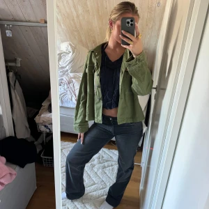 Jacka - Säljer denna coola jacka från Odd molly💗 Köpt på NK i Stockholm, använd fåtal gånger💗Nypris 1000