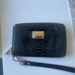 Äkta Michael Korse plånbok - Säljer än väldigt gammal Michael Korse plånbok som inte säljs längre, fick den när jag var liten och inte kommit till andvändning. Fortfarande i gott skick🤍