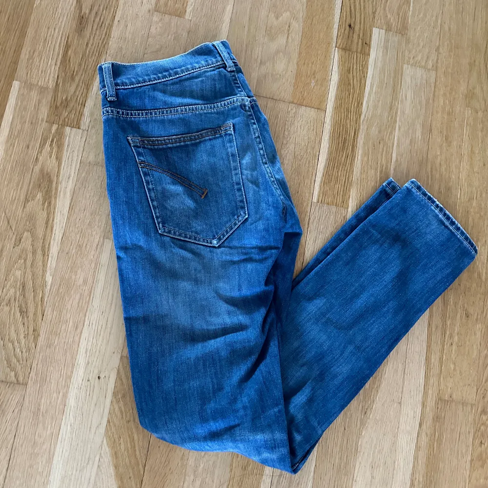 Feta Dondup George Jeans, med snygga slitningar och en bra passform👌Jeansen är skinny fit och har nypris på ungefär 3000kr, mitt pris 850kr👏 Hör av er vid fler frågor och intressen🙏 . Jeans & Byxor.