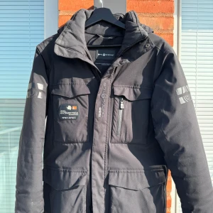Sailracing Glacier Bay Parka - En riktig god, varm, stylig vinterjacka. 🧥 Detaljer: ✔️ - Goretex - Cond. 9.5/10 🤩 - Nypris 8500kr - Passar ca. 170cm ± 2cm   Pris kan diskuteras 🙌🏻😁
