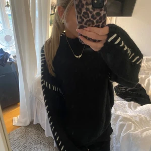 svart stickad - säljer denna otroliga stickade tröja från Vila!! helt oandvänd med prislapp kvar 💕