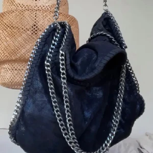 Väska - Säljer du denna väska som är köpt här på plick Säljer den då jag har alldeles för många väskor, 10/10 skick