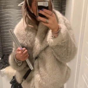 Pälsjacka  - Helt ny pälsjacka utan prislapp Liknar den från zara 