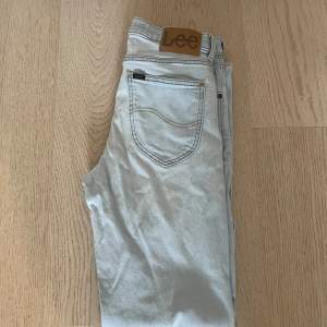 Säljer ett par slimfit jeans från Lee då dem inte kommer till användning. Storlek 28 / 32 . Pris kan diskuteras vid snabb affär.